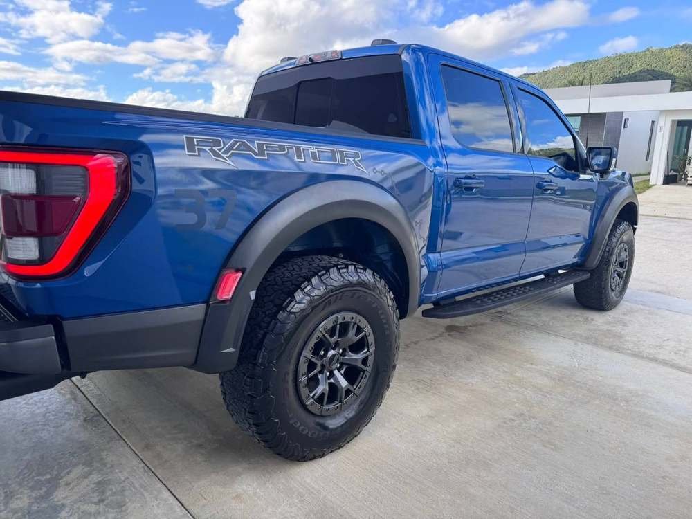 Ford Raptor azul, vista trasera con calcomanía Raptor