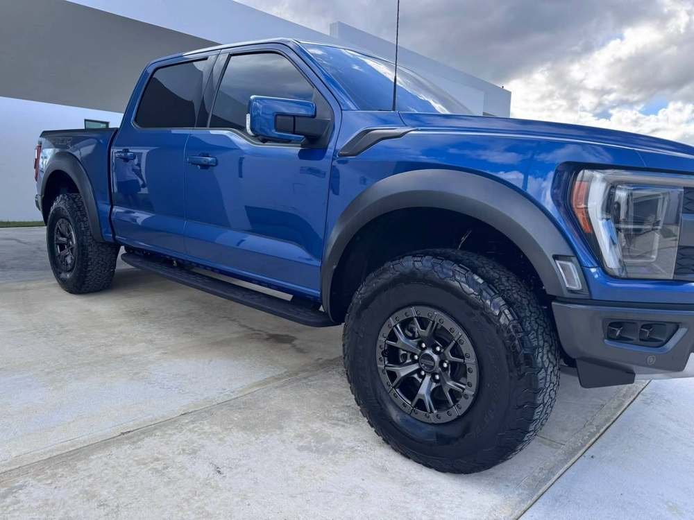 Ford Raptor azul, lateral con rines negros