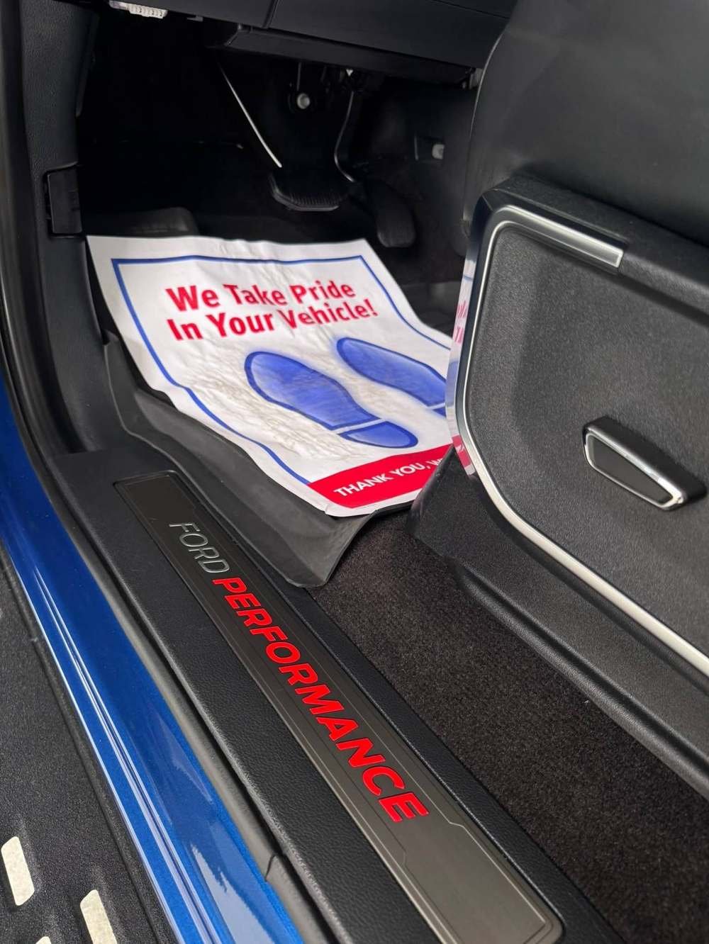 Interior de Ford con tapete de agradecimiento Ford Performance