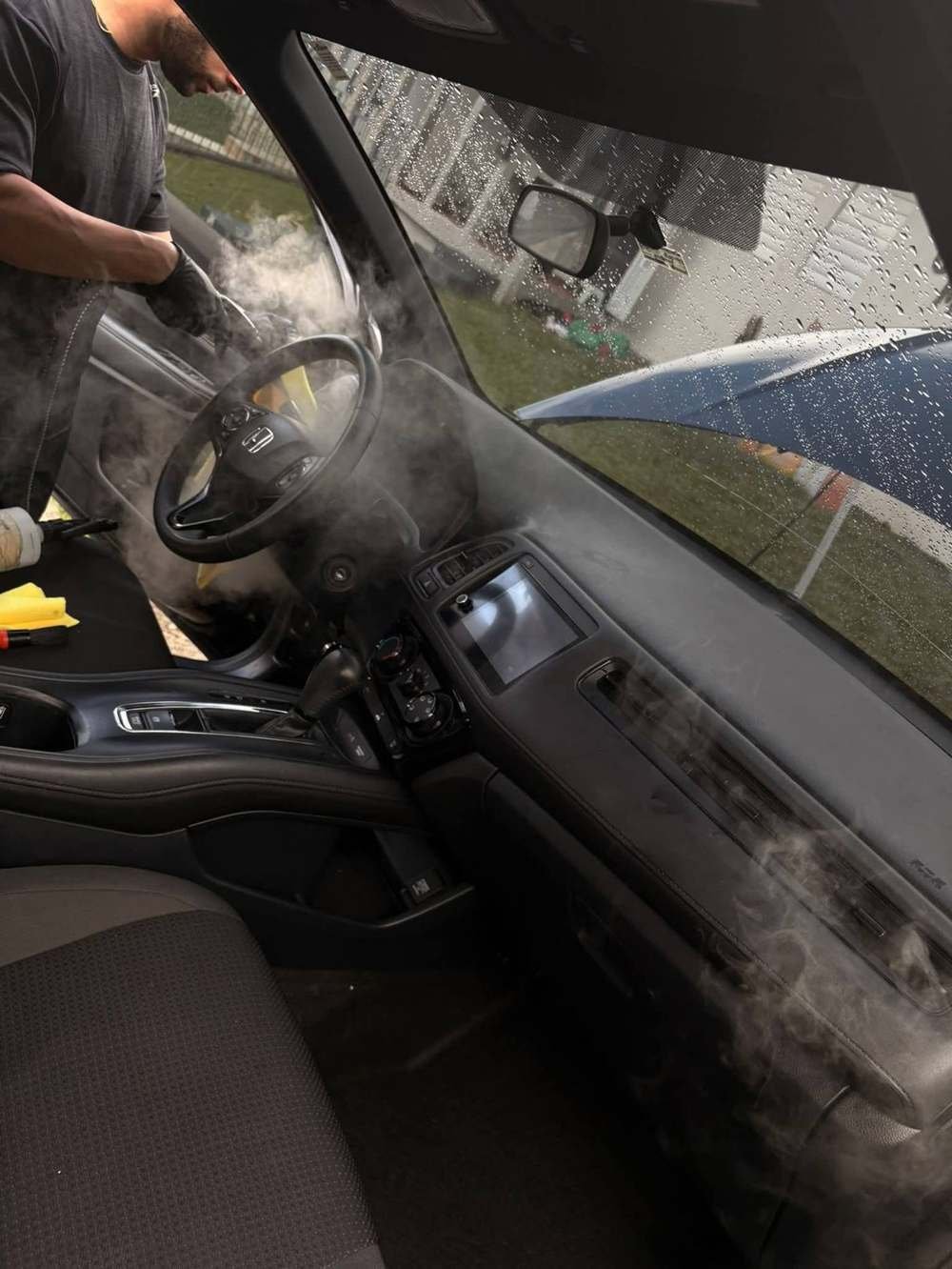 Técnico aplicando vapor al tablero durante el detallado