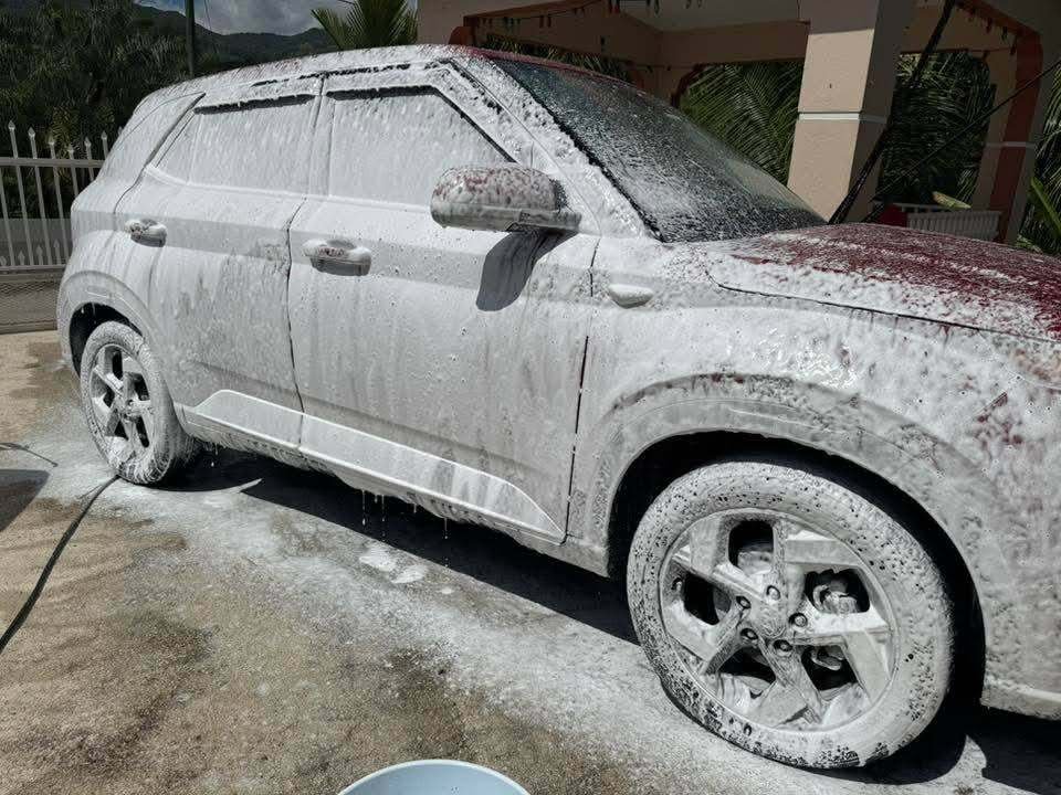 Hyundai Venue rojo cubierto en espuma de pre-lavado