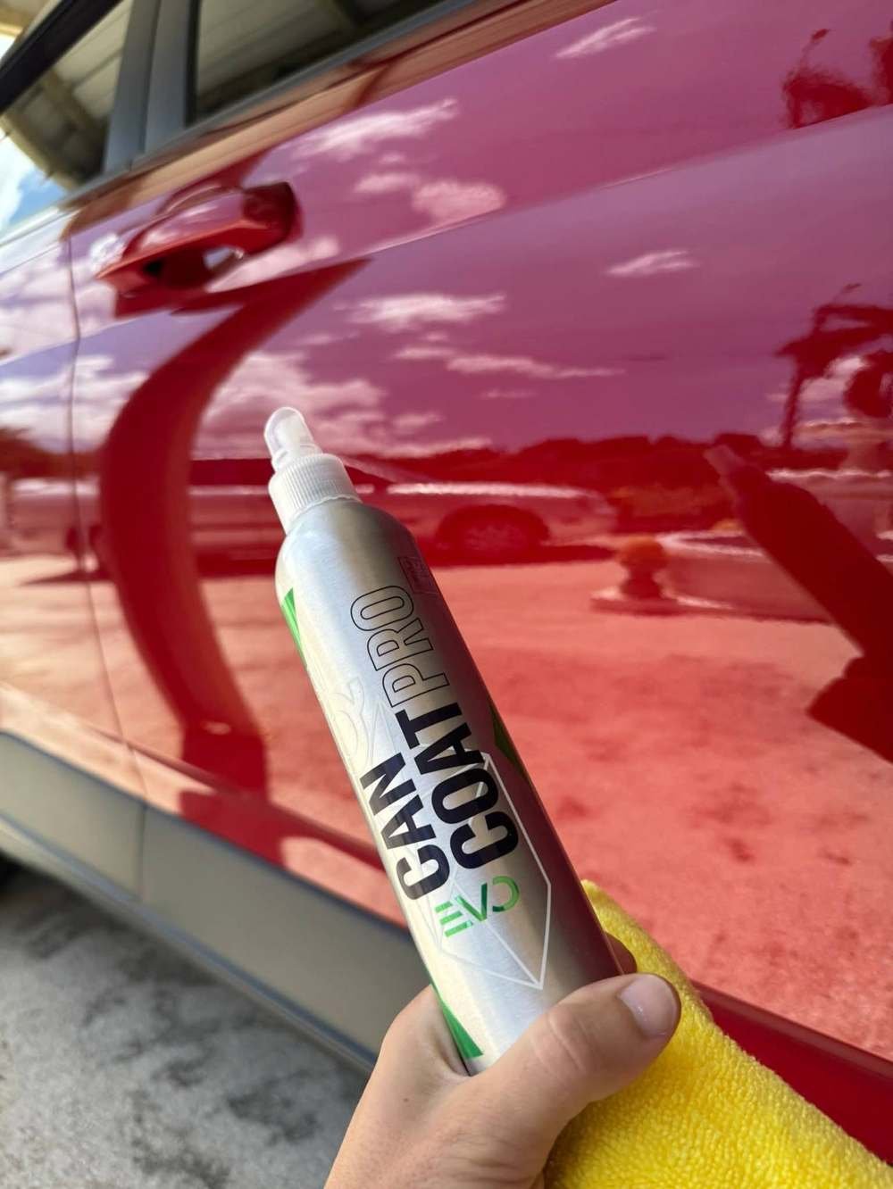 Producto Can Coat Pro aplicado sobre pintura roja