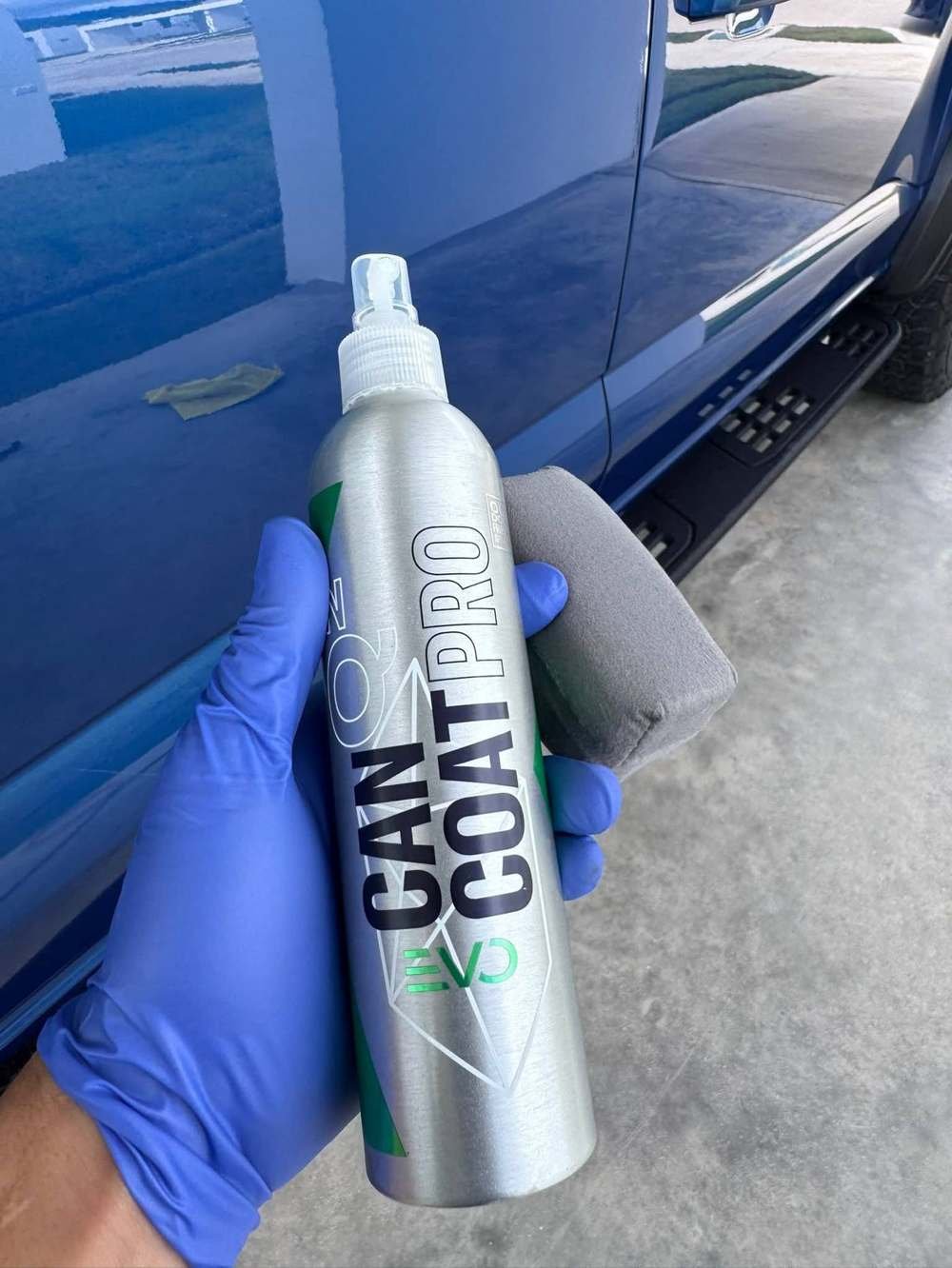 Producto Can Coat Pro aplicado sobre pintura azul