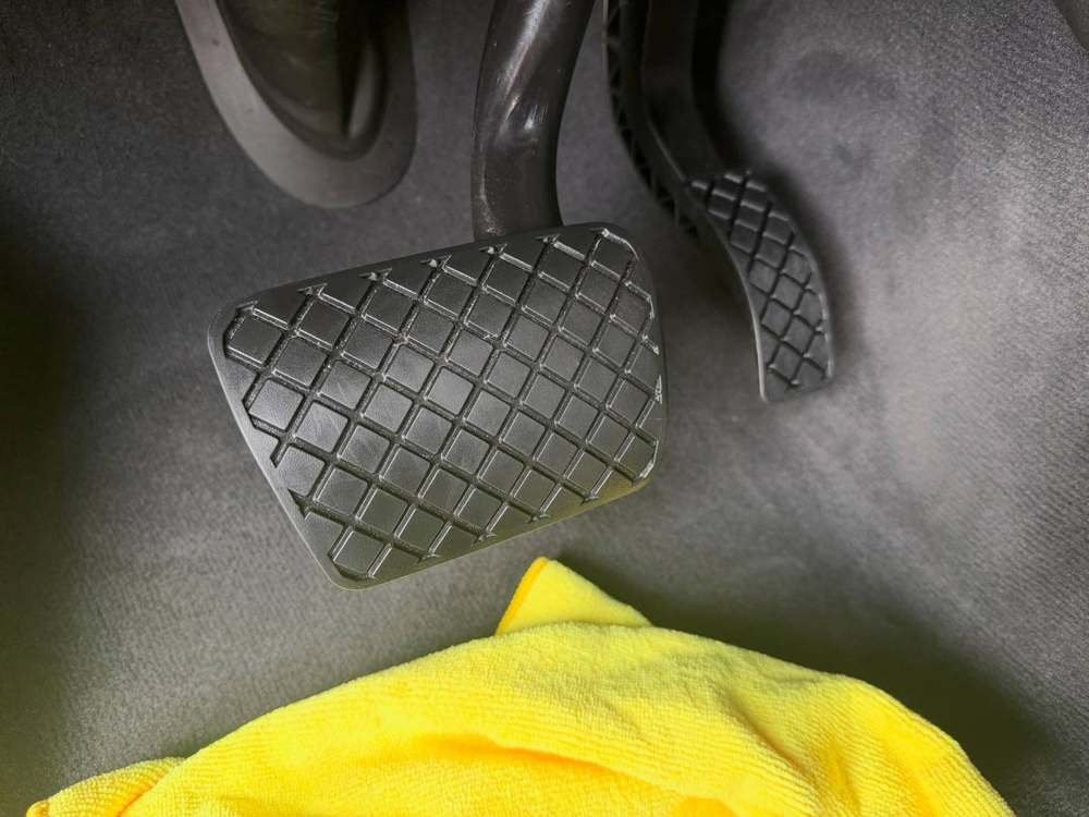 Detalle de pedales limpios en el piso del auto