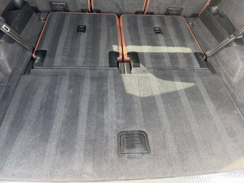 Maletero de SUV con alfombra limpia y asientos plegados